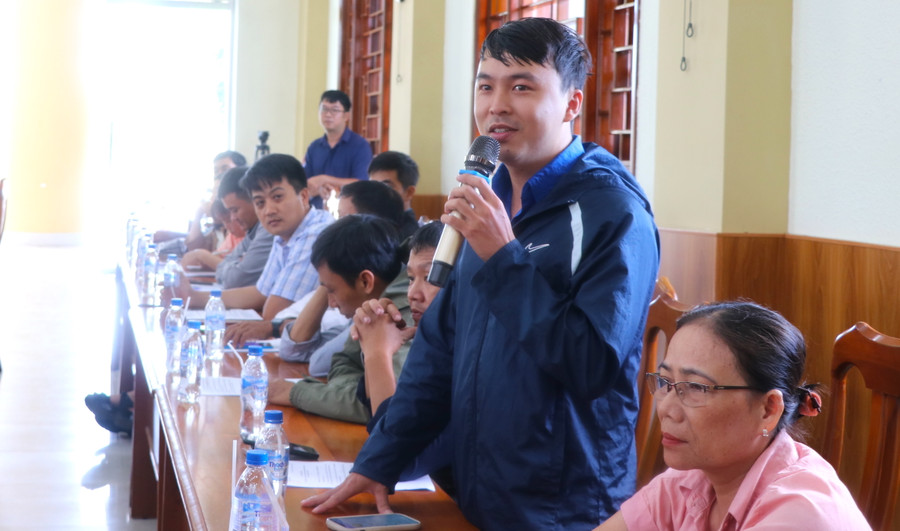 Người hoạt động không chuyên trách cấp xã ý kiến, kiến nghị tại buổi tiếp xúc, đối thoại. Ảnh: Ngọc Minh