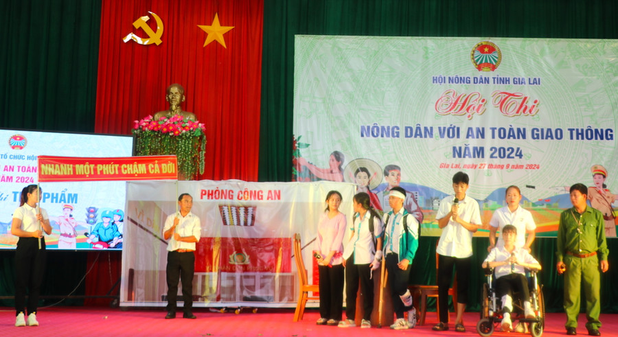 Phần thi tiểu phẩm được các đội thi chuẩn bị chu đáo, dàn dựng công phu. Ảnh: Ngọc Minh