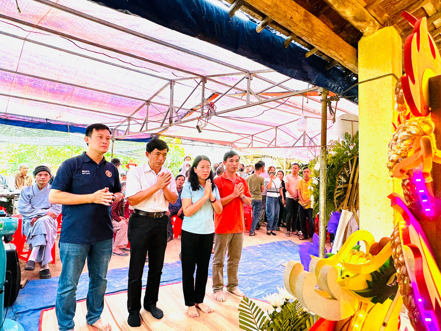 Ban Giám hiệu Trường THPT Quang Trung, thị xã An Khê phúng viếng, tiễn biệt những học sinh không may bị đuối nước tử vong. Ảnh: Ngọc Minh