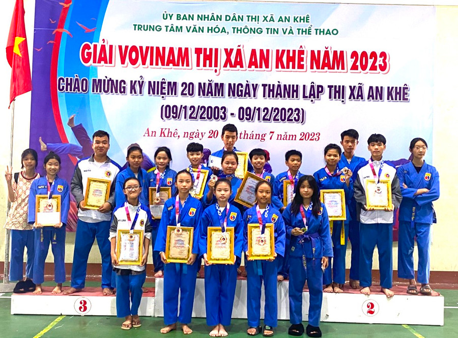 Ban tổ chức trao 26 bộ huy chương cho vận động viên đạt thành tích tại Giải Vovinam thị xã An Khê. Ảnh: An Phát