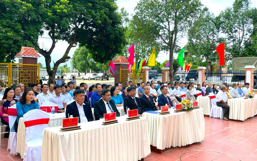 Các đại biểu dự lễ khánh thành Nhà tưởng niệm các anh hùng liệt sĩ thị xã An Khê. Ảnh: Ngọc Minh