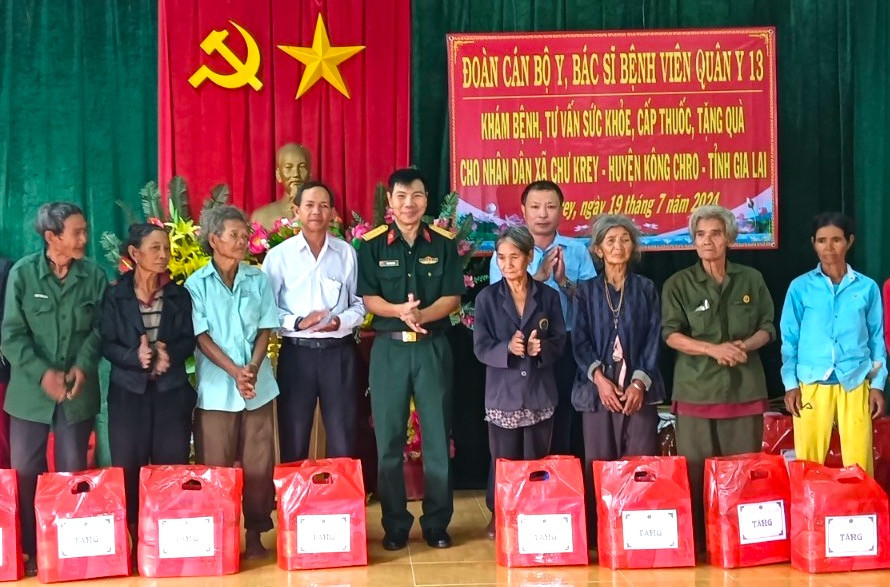 Bệnh viện Quân y 13 (Quân khu 5) tặng 50 suất quà cho gia đình chính sách, người có hoàn cảnh khó khăn xã Chư Krêy (huyện Kông Chro, tỉnh Gia Lai). Ảnh: Ngô Chiến