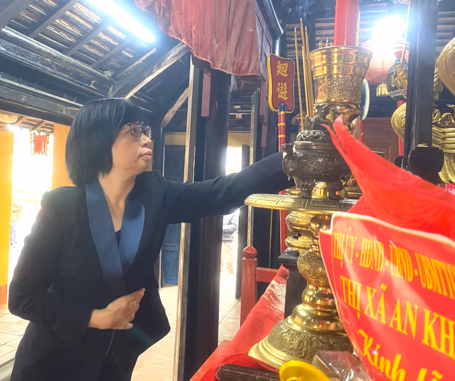 Phó Chủ tịch UBND tỉnh Nguyễn Thị Thanh Lịch thắp hương tại lễ cúng Quý Xuân. Ảnh: Ngọc Minh