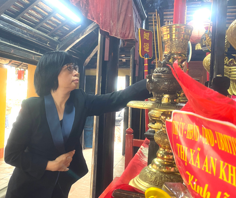 Phó Chủ tịch UBND tỉnh Nguyễn Thị Thanh Lịch thắp hương tại lễ cúng Quý Xuân. Ảnh: Ngọc Minh Phó Chủ tịch UBND tỉnh Nguyễn Thị Thanh Lịch thắp hương tại lễ cúng Quý Xuân. Ảnh: Ngọc Minh