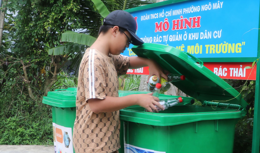 Mô hình thùng rác tự quản đi vào hoạt động, góp phần nâng cao ý thức người dân bỏ rác đúng nơi quy định, tạo cảnh quan môi trường khu dân cư sạch-đẹp. Ảnh: Ngọc Minh Mô hình thùng rác tự quản đi vào hoạt động, góp phần nâng cao ý thức người dân bỏ rác đúng nơi quy định, tạo cảnh quan môi trường khu dân cư sạch-đẹp. Ảnh: Ngọc Minh