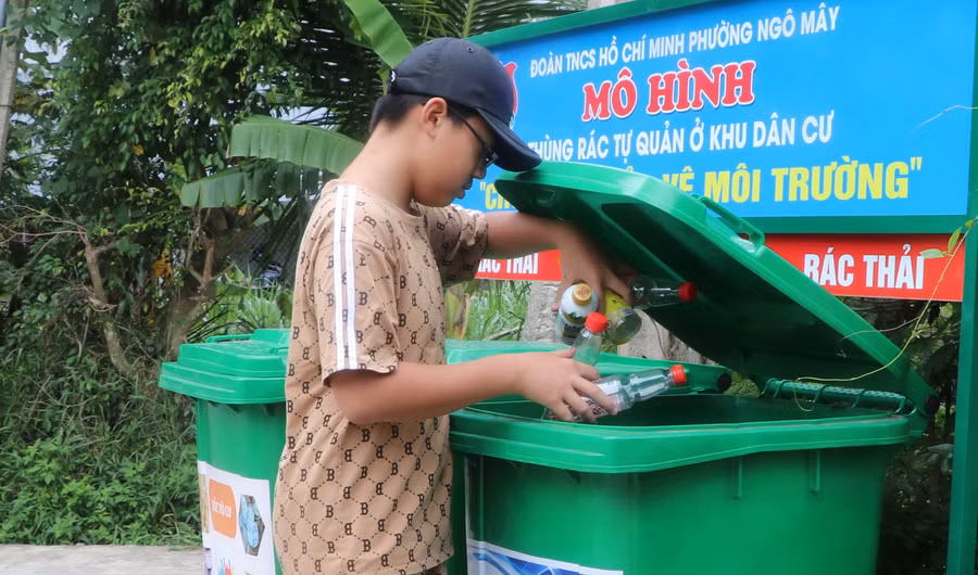Mô hình thùng rác tự quản đi vào hoạt động, góp phần nâng cao ý thức người dân bỏ rác đúng nơi quy định, tạo cảnh quan môi trường khu dân cư sạch-đẹp. Ảnh: Ngọc Minh