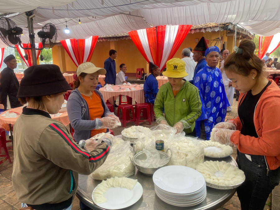 Đông đảo người dân trong vùng đến dự và chuẩn bị mâm cơm dâng cúng thần linh, các vị tiền nhân ngày cúng Quý Xuân. Ảnh: Ngọc Minh