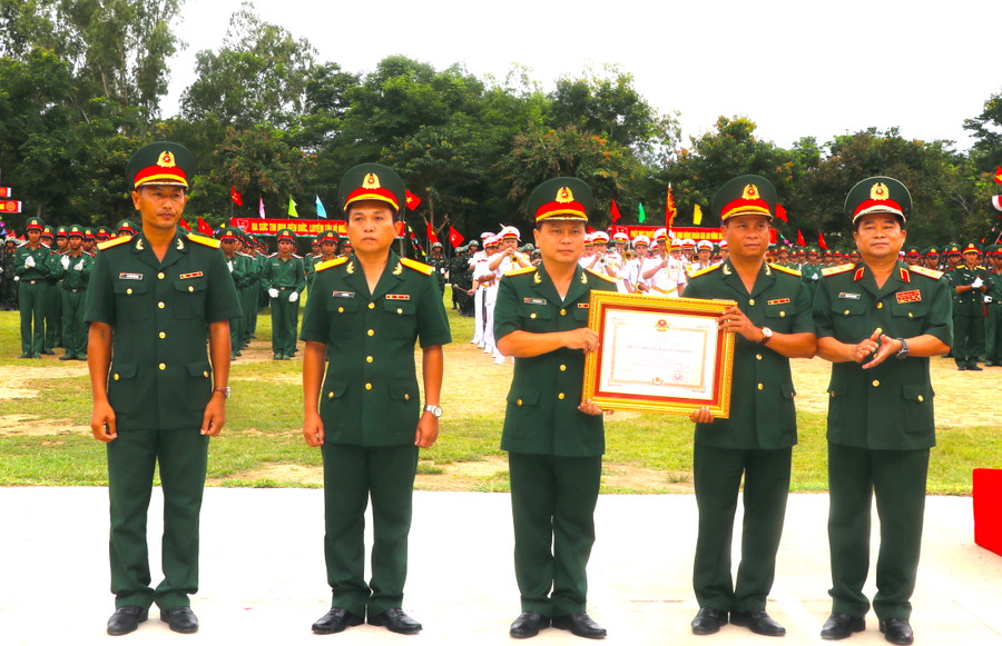 Thừa ủy quyền của Chủ tịch nước, Trung tướng Trịnh Đình Thạch (bìa phải)-Bí thư Đảng ủy, Chính ủy Quân khu 5 trao bằng khen của Chủ tịch nước Cộng Hòa Xã Hội Chủ Nghĩa Việt Nam cho Trung đoàn 38. Ảnh: Ngọc Minh Thừa ủy quyền của Chủ tịch nước, Trung tướng Trịnh Đình Thạch (bìa phải)-Bí thư Đảng ủy, Chính ủy Quân khu 5 trao bằng khen của Chủ tịch nước Cộng Hòa Xã Hội Chủ Nghĩa Việt Nam cho Trung đoàn 38. Ảnh: Ngọc Minh