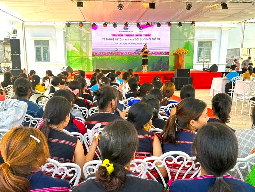 Quang cảnh buổi truyền thông kiến thức về sinh đẻ an toàn và chăm sóc sức khỏe trẻ em tại huyện Kông Chro. Ảnh: Thúy Ngọ