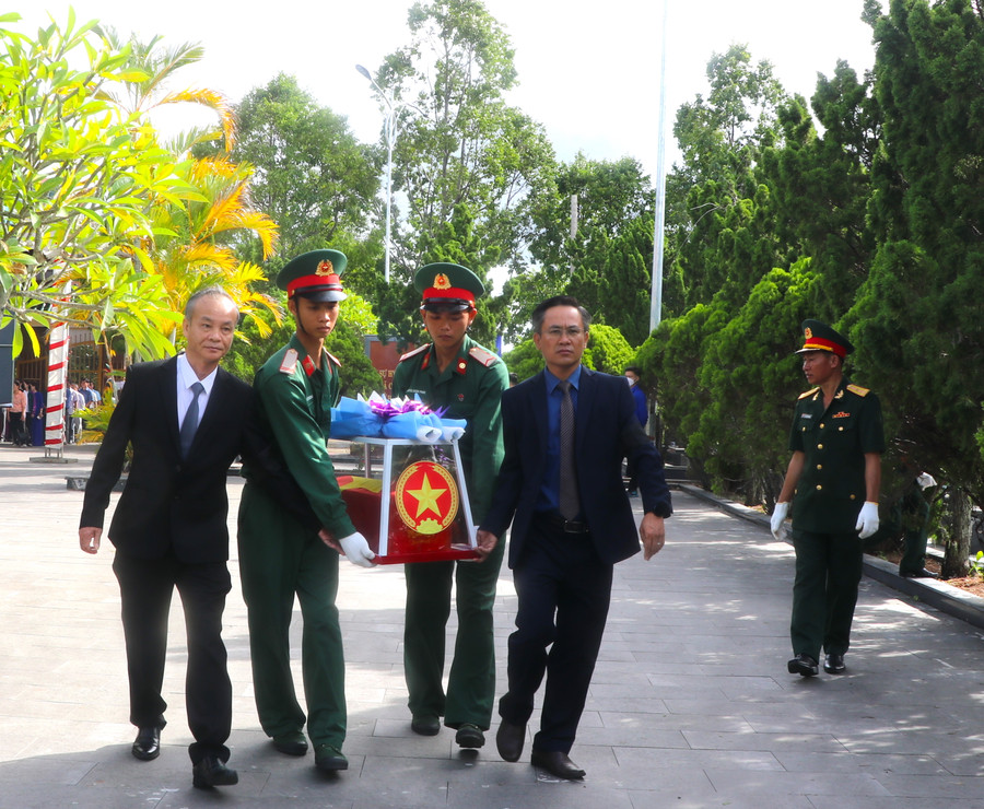 Các đồng chí lãnh đạo thị xã An Khê di chuyển quách hài cốt liệt sĩ về an táng tại Nghĩa trang Liệt sĩ thị xã An Khê. Ảnh: Ngọc Minh