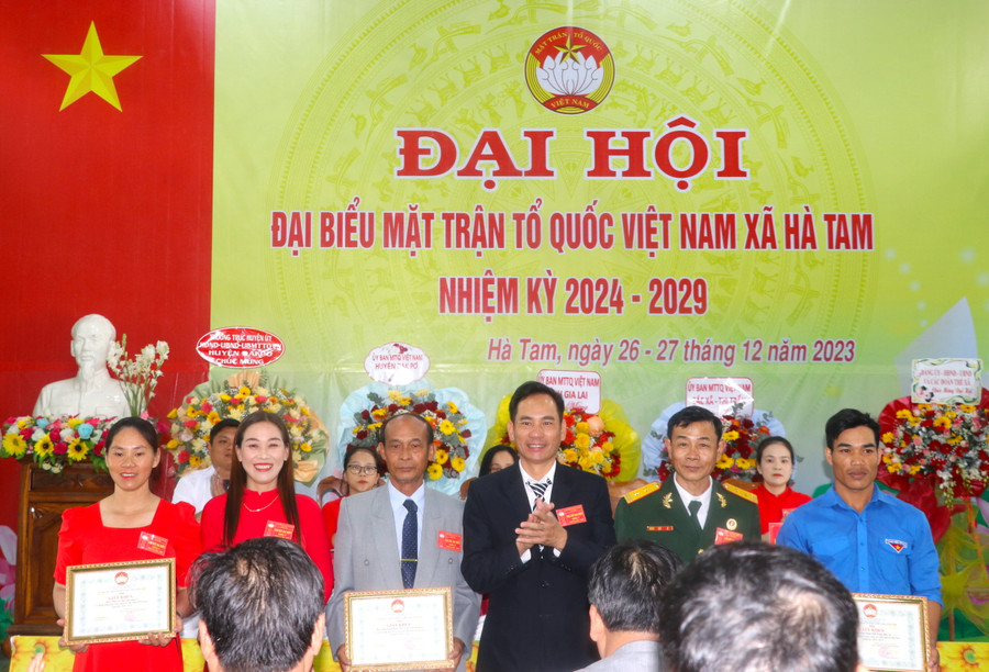 Ủy ban MTTQ Việt Nam xã Hà Tam tặng giấy khen các tập thể có nhiều đóng góp trong công tác Mặt trận xã Hà Tam nhiệm kỳ 2019-2024. Ảnh: Ngọc Minh Ủy ban MTTQ Việt Nam xã Hà Tam tặng giấy khen các tập thể có nhiều đóng góp trong công tác Mặt trận xã Hà Tam nhiệm kỳ 2019-2024. Ảnh: Ngọc Minh