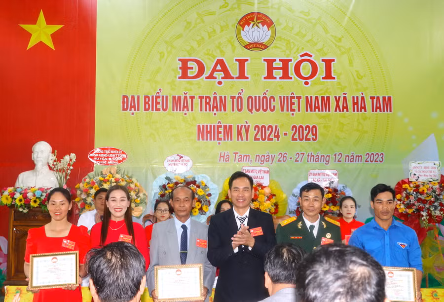 Ủy ban MTTQ Việt Nam xã Hà Tam tặng giấy khen các tập thể có nhiều đóng góp trong công tác Mặt trận xã Hà Tam nhiệm kỳ 2019-2024. Ảnh: Ngọc Minh