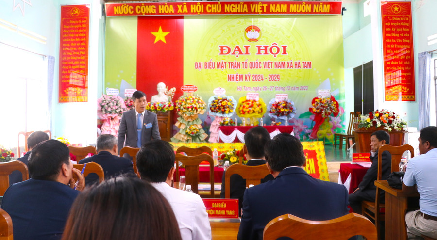 Phó Chủ tịch Ủy ban MTTQ Việt Nam tỉnh Đinh Ngọc Hải trao đổi, rút kinh nghiệm với đại diện Ban Thường trực Ủy ban MTTQ Việt Nam các huyện, thị xã An Khê tham dự đại hội. Ảnh: Ngọc Minh Phó Chủ tịch Ủy ban MTTQ Việt Nam tỉnh Đinh Ngọc Hải trao đổi, rút kinh nghiệm với đại diện Ban Thường trực Ủy ban MTTQ Việt Nam các huyện, thị xã An Khê tham dự đại hội. Ảnh: Ngọc Minh