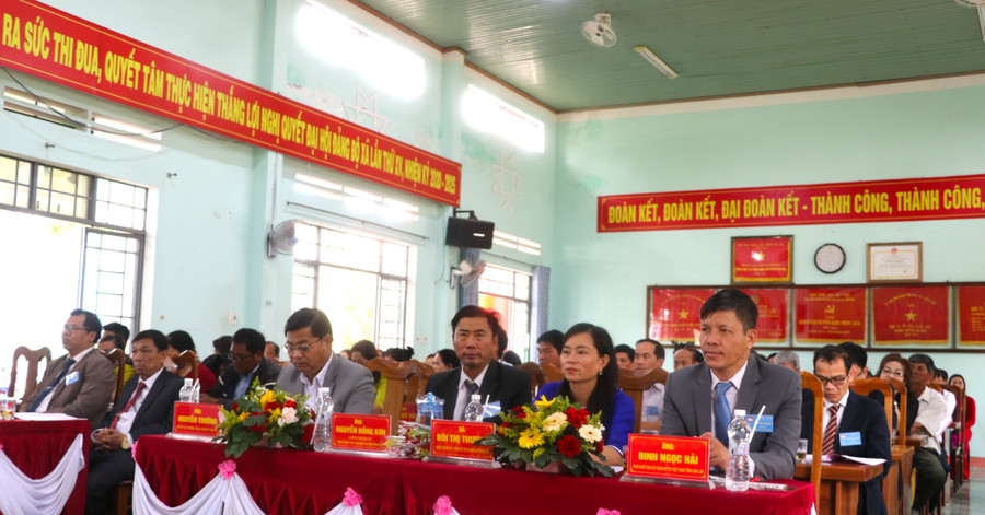 Các đồng chí lãnh đạo Ủy ban MTTQ Việt Nam tỉnh, huyện, thị xã An Khê dự đại hội Đại hội đại biểu MTTQ Việt Nam xã Hà Tam lần thứ V, nhiệm kỳ 2024-2029. Ảnh: Ngọc Minh Các đồng chí lãnh đạo Ủy ban MTTQ Việt Nam tỉnh, huyện, thị xã An Khê dự đại hội Đại hội đại biểu MTTQ Việt Nam xã Hà Tam lần thứ V, nhiệm kỳ 2024-2029. Ảnh: Ngọc Minh