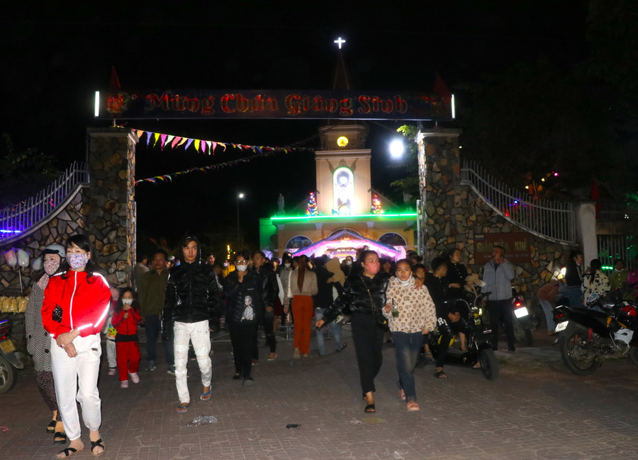 Rất đông người dân trên địa bàn thị xã An Khê đến nhà thờ đón lễ Giáng sinh an lành. Ảnh: Ngọc Minh