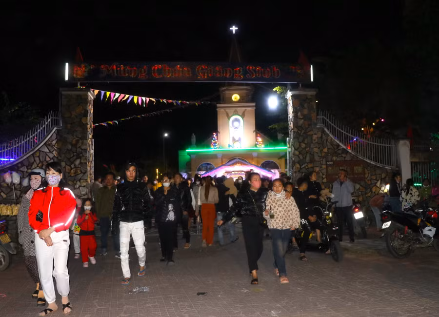 Rất đông người dân trên địa bàn thị xã An Khê đến nhà thờ đón lễ Giáng sinh an lành. Ảnh: Ngọc Minh