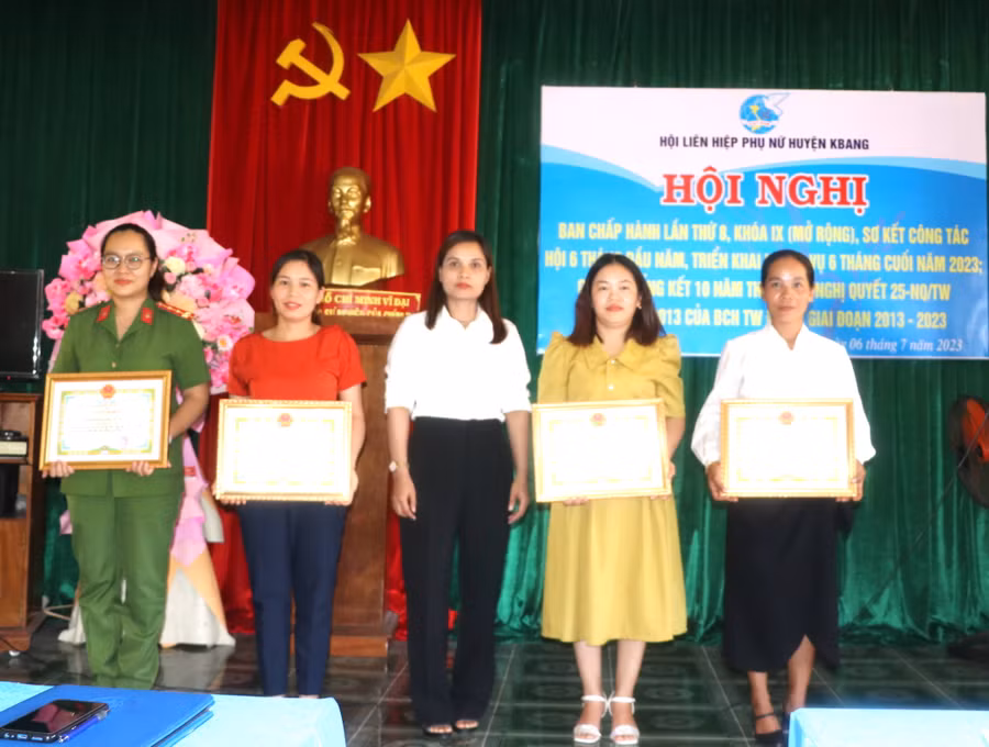 Thừa ủy quyền của lãnh đạo UBND huyện, Chủ tịch Hội LHPN huyện Kbang Đinh Thị Triết (thứ 3 bên trái) trao giấy khen cho các tập thể có thành tích xuất sắc. Ảnh: An Phát