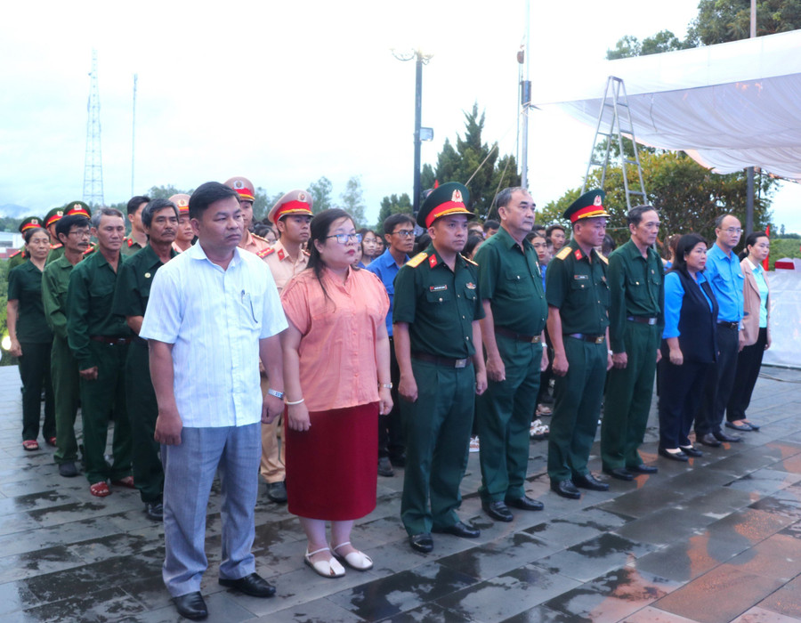 Các đại biểu dự chương trình dâng hoa, dâng hương và thắp nến tri ân các Anh hùng liệt sĩ tại Tượng đài Chiến thắng Đak Pơ. Ảnh: Ngọc Minh