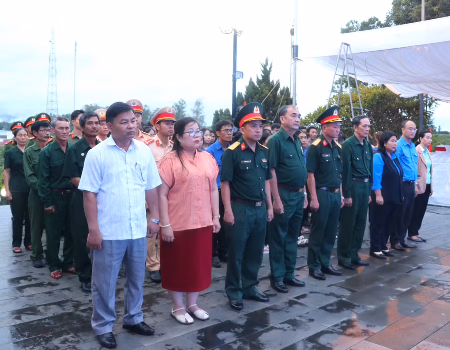 Các đại biểu dự chương trình dâng hoa, dâng hương và thắp nến tri ân các Anh hùng liệt sĩ tại Tượng đài Chiến thắng Đak Pơ. Ảnh: Ngọc Minh