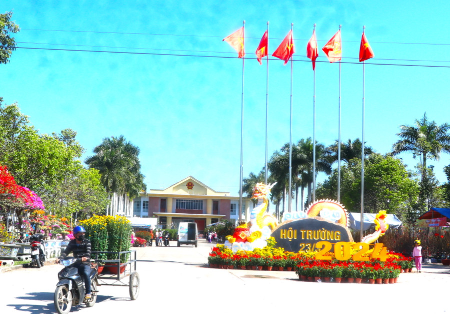 Bên cạnh tổ chức Hội hoa Xuân, vào tối 30 Tết, tại khu vực Hội trường 23-3, thị xã An Khê sẽ tổ chức chương trình đêm văn nghệ Giao thừa và bắn pháo hoa. Ảnh: Ngọc Minh Bên cạnh tổ chức Hội hoa Xuân, vào tối 30 Tết, tại khu vực Hội trường 23-3, thị xã An Khê sẽ tổ chức chương trình đêm văn nghệ Giao thừa và bắn pháo hoa. Ảnh: Ngọc Minh