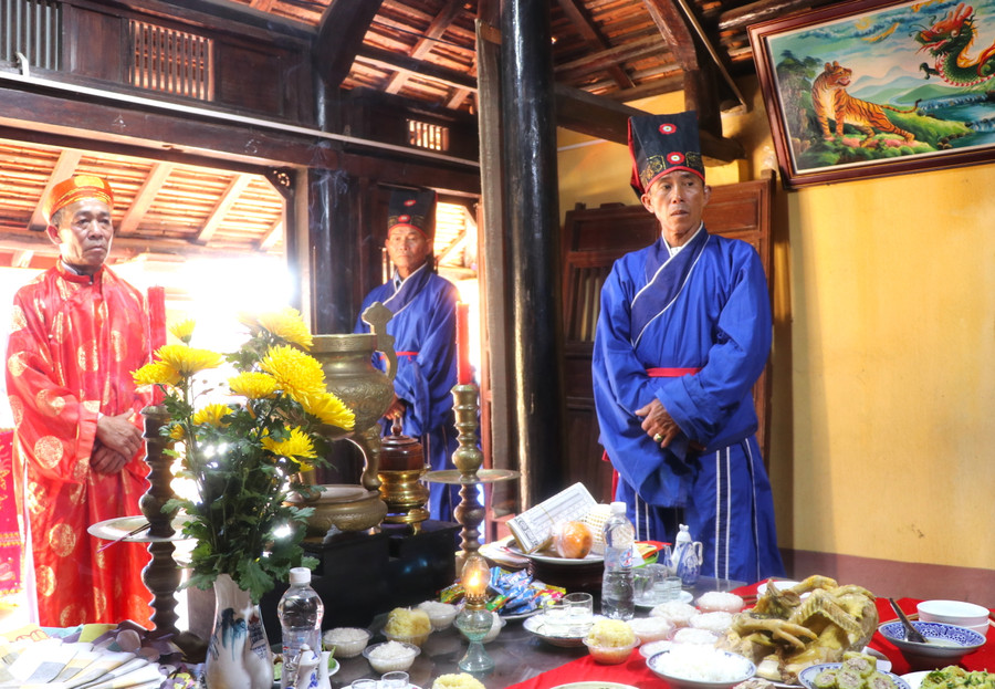 Dịp này, Ban nghi lễ đình An Khê tổ chức cúng các bậc tiền nhân, dâng cúng vật phẩm do người dân trồng trọt, sản xuất lên các vị thần linh cầu mong những điều tốt đẹp đến với mọi người, mọi nhà. Ảnh: Ngọc Minh Dịp này, Ban nghi lễ đình An Khê tổ chức cúng các bậc tiền nhân, dâng cúng vật phẩm do người dân trồng trọt, sản xuất lên các vị thần linh cầu mong những điều tốt đẹp đến với mọi người, mọi nhà. Ảnh: Ngọc Minh