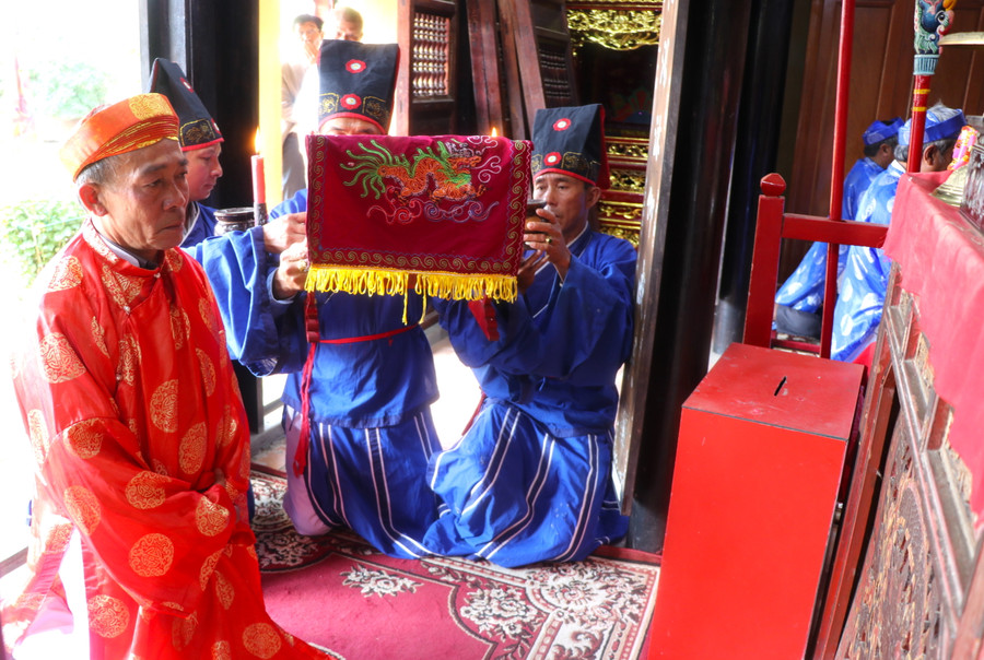 Tại An Khê trường thuộc Quần thể di tích Tây Sơn Thượng đạo, ông Trần Ngọc Hỷ (bìa trái)-Trưởng ban nghi lễ đình An Khê cùng các thành viên cáo thần núi, thần rừng, thần sông, thần suối cho phép người dân vào rừng, ra đồng, xuống sông, suối đánh bắt, hái lượm sản vật. Ảnh: Ngọc Minh Tại An Khê trường thuộc Quần thể di tích Tây Sơn Thượng đạo, ông Trần Ngọc Hỷ (bìa trái)-Trưởng ban nghi lễ đình An Khê cùng các thành viên cáo thần núi, thần rừng, thần sông, thần suối cho phép người dân vào rừng, ra đồng, xuống sông, suối đánh bắt, hái lượm sản vật. Ảnh: Ngọc Minh