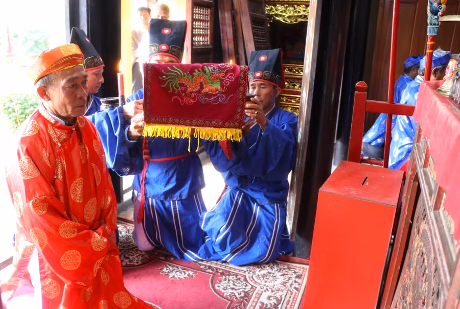 Tại An Khê trường thuộc Quần thể di tích Tây Sơn Thượng đạo, ông Trần Ngọc Hỷ (bìa trái)-Trưởng ban nghi lễ đình An Khê cùng các thành viên cáo thần núi, thần rừng, thần sông, thần suối cho phép người dân vào rừng, ra đồng, xuống sông, suối đánh bắt, hái lượm sản vật. Ảnh: Ngọc Minh