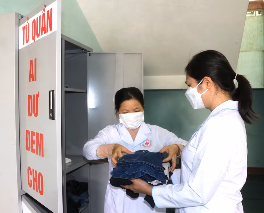 Quần áo cũ sau khi tiếp nhận được nhân viên y tế (Trung tâm Y tế huyện Kông Chro) gấp gọn gàng để vào "Tủ quần áo 0 đồng". Ảnh: Ngọc Minh