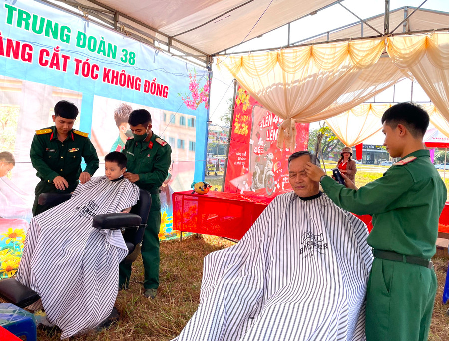 Người dân huyện Đak Pơ được cắt tóc miễn phí tại Phiên chợ Tết Giáp Thìn năm 2024. Ảnh: Ngọc Minh