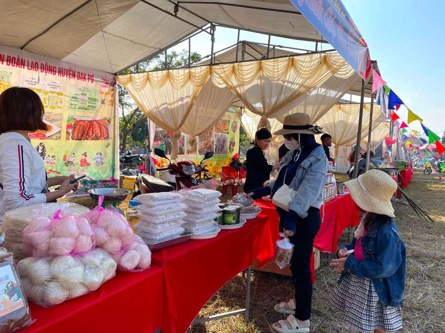 Người dân huyện Đak Pơ yên tâm mua sắm sản phẩm sạch, an toàn tại phiên chợ Tết về tiêu dùng ngày Tết. Ảnh: Ngọc Minh