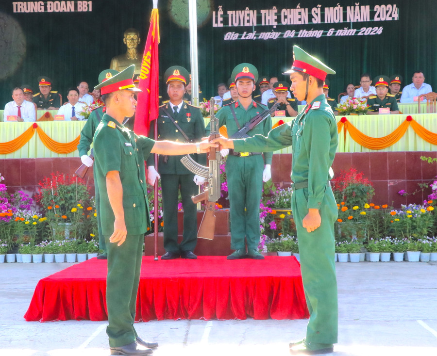 Nghi thức trao, nhận vũ khí, đánh dấu mốc quan trọng trong cuộc đời mỗi chiến sĩ. Ảnh Ngọc Minh