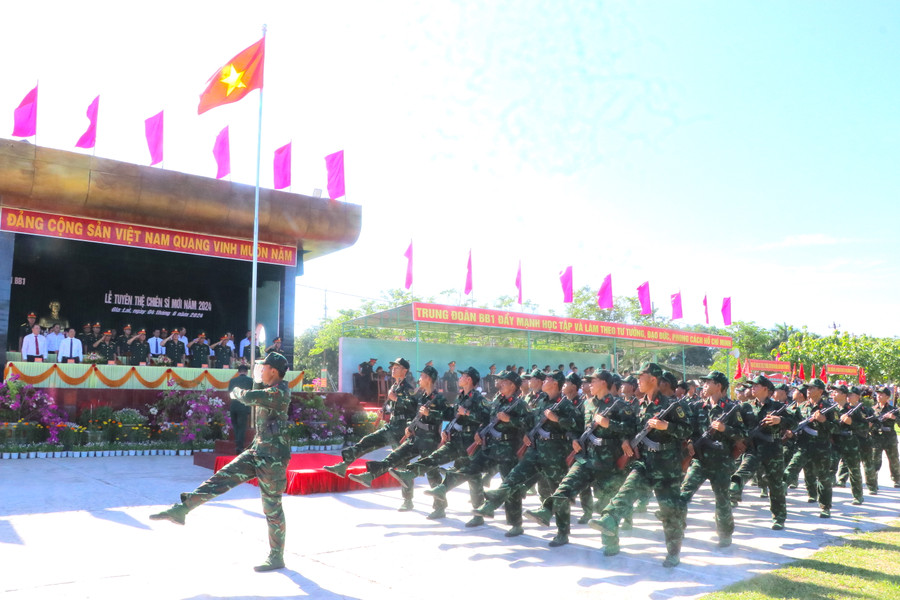 Nghi thức duyệt đội ngũ tại lễ tuyên thệ chiến sĩ mới. Ảnh Ngọc Minh