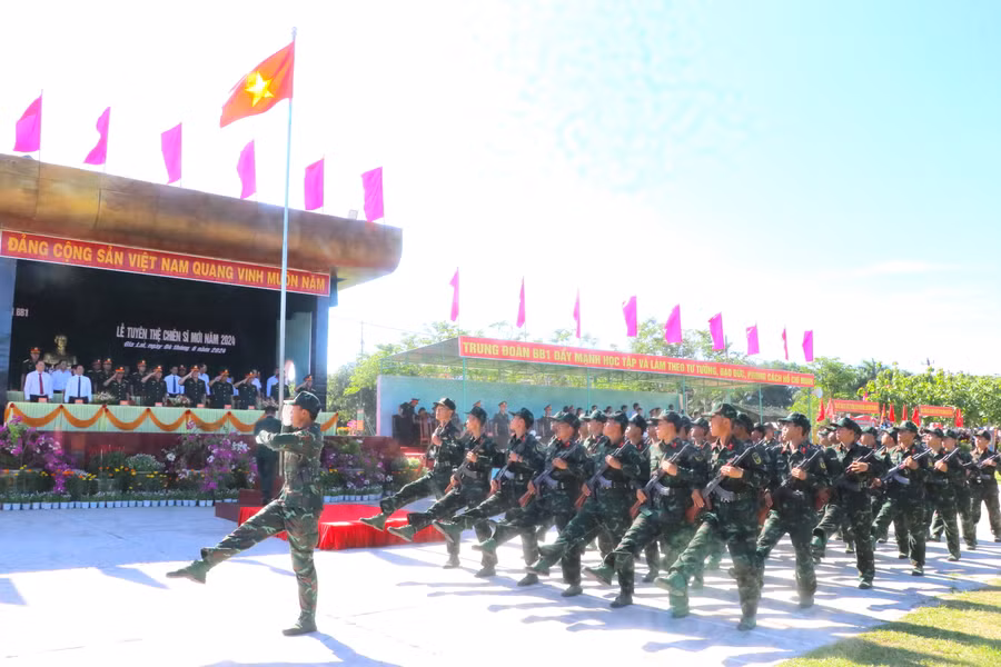 Nghi thức duyệt đội ngũ tại lễ tuyên thệ chiến sĩ mới. Ảnh Ngọc Minh