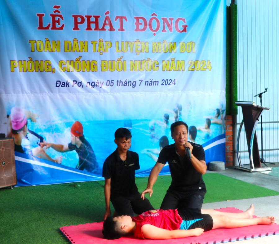 Huấn luyện viên dạy bơi tại hồ bơi Minh Phương hướng dẫn kỹ năng an toàn trong môi trường nước và kỹ năng cứu đuối nước an toàn tại lễ phát động toàn dân luyện tập môn bơi, phòng-chống đuối nước năm 2024. Ảnh: Ngọc Minh