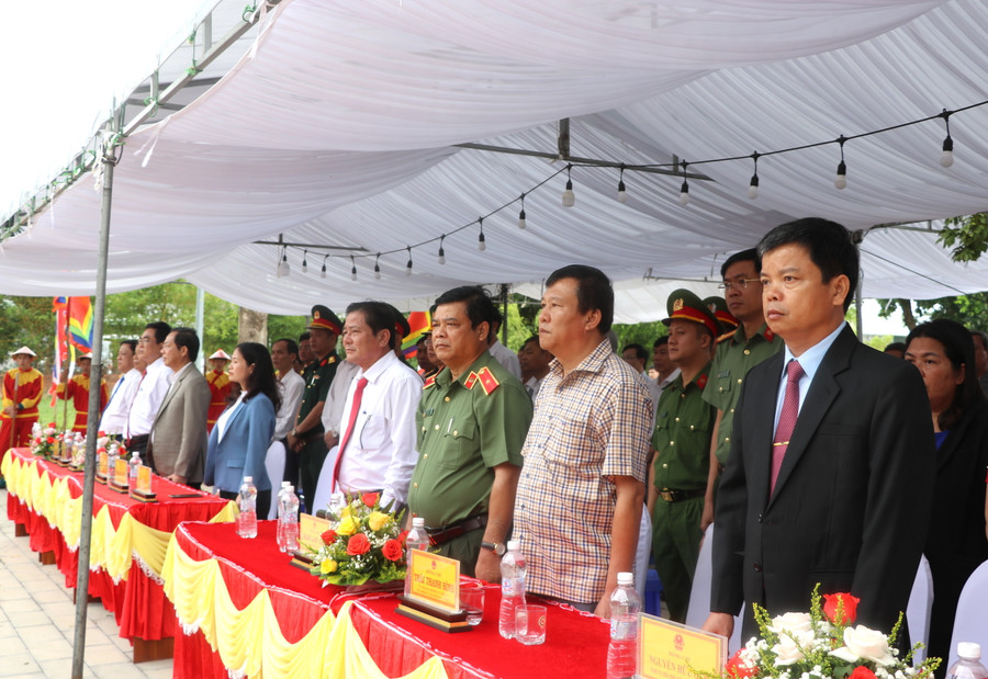 Các đồng chí lãnh đạo tỉnh, các sở, ban ngành, các huyện, thị xã, thành phố của tỉnh Gia Lai dự lễ tưởng niệm 231 năm Ngày mất của Hoàng đế Quang Trung. Ảnh: Ngọc Minh