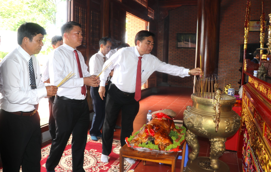 Đoàn lãnh đạo huyện Tây Sơn (tỉnh Bình Định) dâng hương các tướng sĩ nhà Tây Sơn tại Điện thờ Tam Kiệt. Ảnh: Ngọc Minh