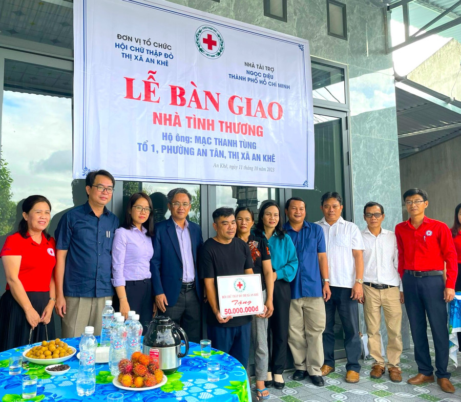 Các đại biểu tham dự, bàn giao nhà tình thương cho hộ ông Mạc Thanh Tùng (thứ 5 bên trái). Ảnh: Ngọc Minh Các đại biểu tham dự, bàn giao nhà tình thương cho hộ ông Mạc Thanh Tùng (thứ 5 bên trái). Ảnh: Ngọc Minh