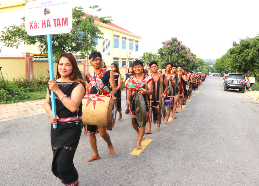 Các đoàn nghệ nhân, vận động viên tham gia diễu hành cồng chiêng đường phố. Ảnh: Ngọc Minh Các đoàn nghệ nhân, vận động viên tham gia diễu hành cồng chiêng đường phố. Ảnh: Ngọc Minh