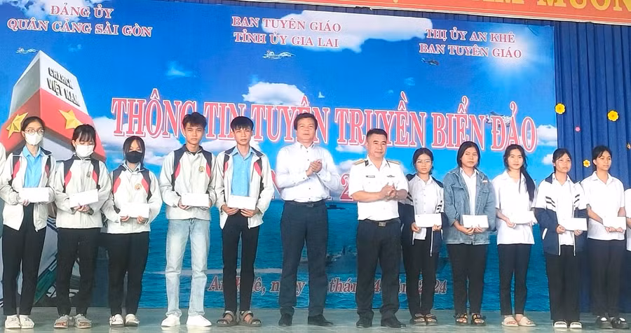 Đại diện Tổng Công ty Tân Cảng Sài Gòn và đại diện Sở Giáo dục và Đào tạo tỉnh Gia Lai trao học bổng cho học sinh. Ảnh: Ngọc Minh