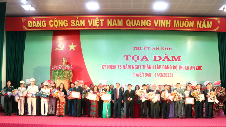 Ban Thường vụ Thị ủy An Khê tặng giấy khen cho các tập thể, cá nhân có thành tích xuất sắc trong công tác xây dựng Đảng, hệ thống chính trị, xây dựng thị xã An Khê. Ảnh: Ngọc Minh Ban Thường vụ Thị ủy An Khê tặng giấy khen cho các tập thể, cá nhân có thành tích xuất sắc trong công tác xây dựng Đảng, hệ thống chính trị, xây dựng thị xã An Khê. Ảnh: Ngọc Minh