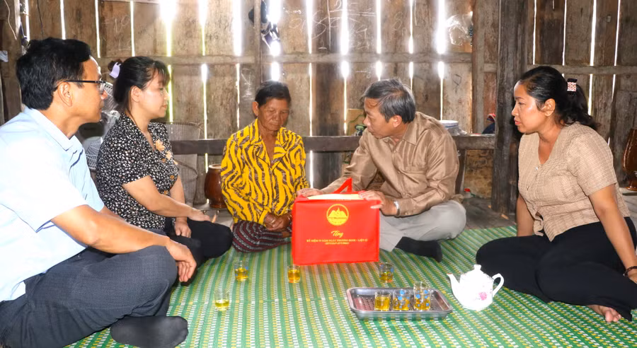 Đồng chí Huỳnh Thế Mạnh (thứ 2 bên phải)-Ủy viên Ban Thường vụ Tỉnh ủy, Trưởng ban Tuyên giáo Tỉnh ủy Gia Lai ân cần thăm hỏi tình hình sức khỏe, đời sống của bà Đinh Thị HRốch (bệnh binh ở làng Đê Chơ Gang, xã Phú An). Ảnh: Ngọc Minh