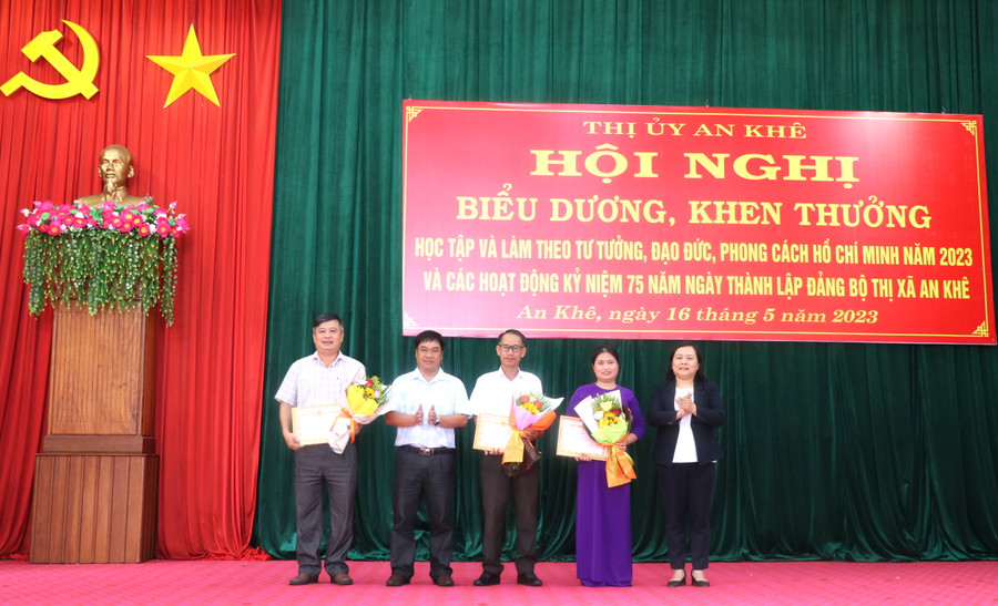 Ban Tổ chức Cuộc thi “Tìm hiểu 75 năm Lịch sử Đảng bộ thị xã An Khê” tặng giấy khen cho 3 tập thể có thành tích trong công tác triển khai Cuộc thi. Ảnh: Ngọc Minh Ban Tổ chức Cuộc thi “Tìm hiểu 75 năm Lịch sử Đảng bộ thị xã An Khê” tặng giấy khen cho 3 tập thể có thành tích trong công tác triển khai Cuộc thi. Ảnh: Ngọc Minh