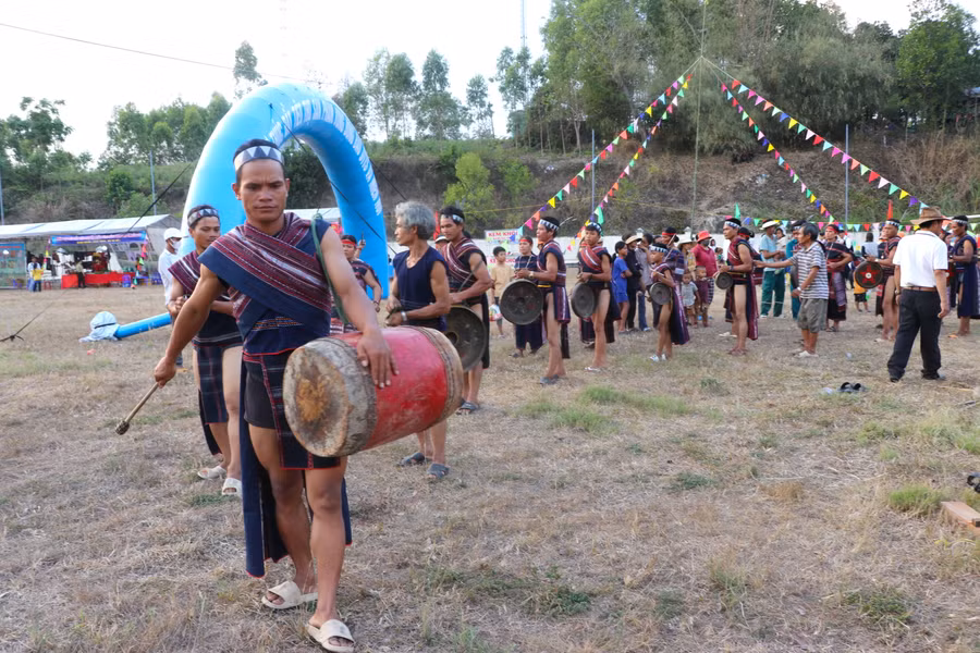 Đoàn nghệ nhân, người dân làng Brang Đak Kliết, xã Ya Hội trình diễn cồng chiêng tại hội chợ. Ảnh: Ngọc Minh