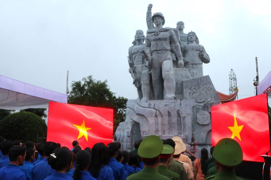 Tại Tượng đài Chiến thắng Đak Pơ diễn ra chương trình dâng hoa, dâng hương và thắp nến tri ân các Anh hùng liệt sĩ do Ban Thường vụ Tỉnh đoàn Gia Lai tổ chức. Ảnh: Ngọc Minh