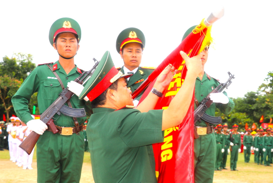 Trung tướng Trịnh Đình Thạch-Bí thư Đảng ủy, Chính ủy Quân khu 5 gắn Huân chương Bảo vệ Tổ quốc hạng Ba lên Quân kỳ Quyết thắng của Trung đoàn 38. Ảnh: Ngọc Minh Trung tướng Trịnh Đình Thạch-Bí thư Đảng ủy, Chính ủy Quân khu 5 gắn Huân chương Bảo vệ Tổ quốc hạng Ba lên Quân kỳ Quyết thắng của Trung đoàn 38. Ảnh: Ngọc Minh