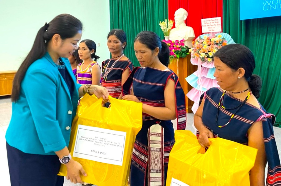 Bà Rơ Chăm H’Hồng (bìa trái)-Tỉnh ủy viên, Chủ tịch Hội Liên hiệp Phụ nữ tỉnh trao quà cho các hội viên phụ nữ nghèo trên địa bàn huyện Kông Chro. Ảnh: Phương Liên