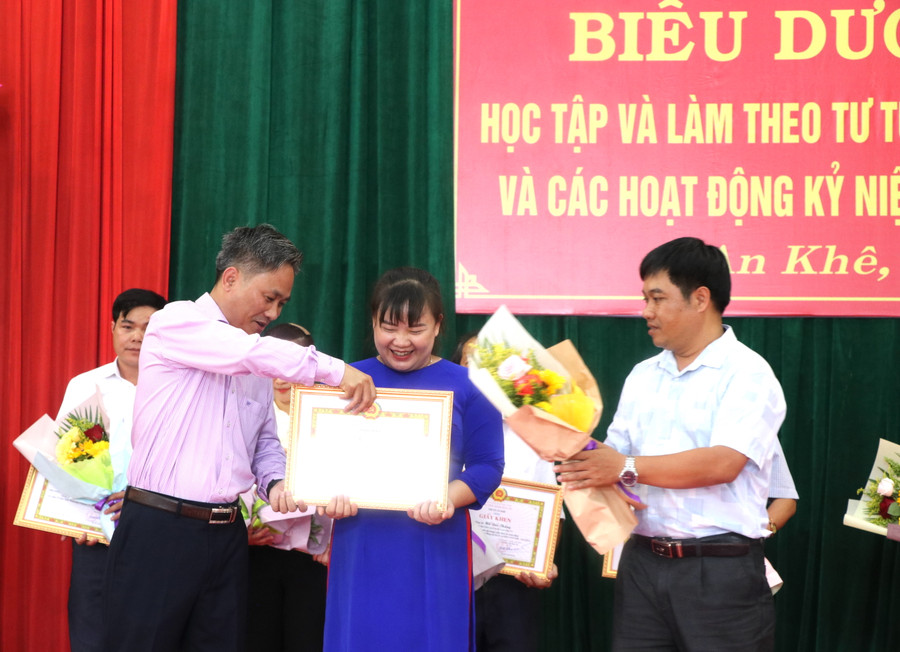 Ban Thường vụ Thị ủy An Khê tặng giấy khen và tiền thưởng cho tập thể, cá nhân có thành tích xuất sắc trong triển khai các hoạt động kỷ niệm 75 năm Ngày thành lập Đảng bộ thị xã An Khê. Ảnh: Ngọc Minh Ban Thường vụ Thị ủy An Khê tặng giấy khen và tiền thưởng cho tập thể, cá nhân có thành tích xuất sắc trong triển khai các hoạt động kỷ niệm 75 năm Ngày thành lập Đảng bộ thị xã An Khê. Ảnh: Ngọc Minh