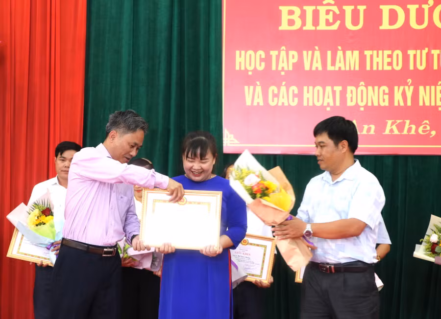 Ban Thường vụ Thị ủy An Khê tặng giấy khen và tiền thưởng cho tập thể, cá nhân có thành tích xuất sắc trong triển khai các hoạt động kỷ niệm 75 năm Ngày thành lập Đảng bộ thị xã An Khê. Ảnh: Ngọc Minh