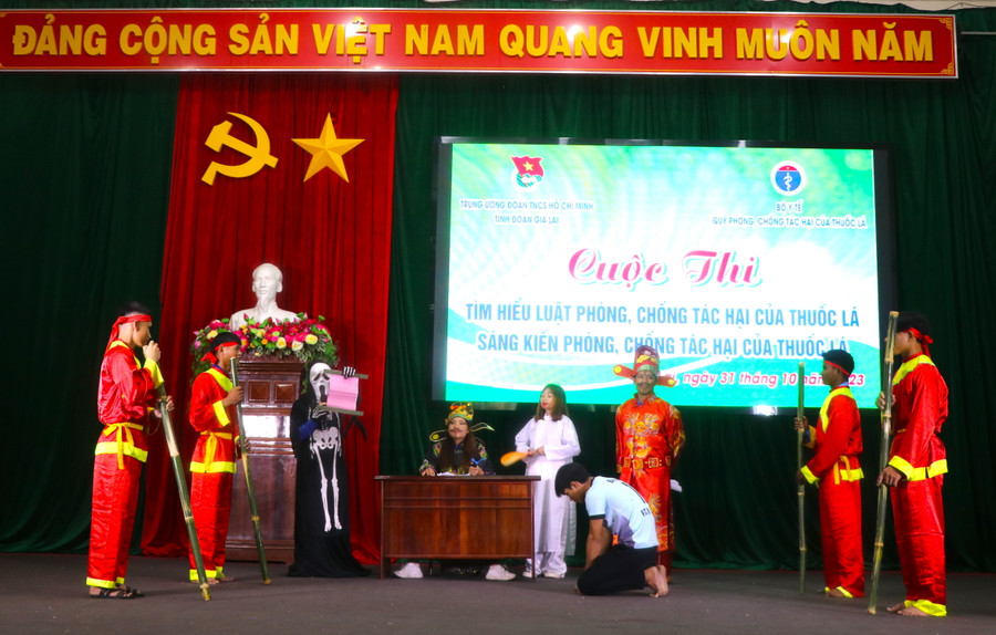 Tiểu phẩm tác hại của thuốc lá của Đoàn xã Kông Pla, Kông Lơng Khơng, Tơ Tung trong phần thi sáng kiến. Ảnh: Ngọc Minh Tiểu phẩm tác hại của thuốc lá của Đoàn xã Kông Pla, Kông Lơng Khơng, Tơ Tung trong phần thi sáng kiến. Ảnh: Ngọc Minh