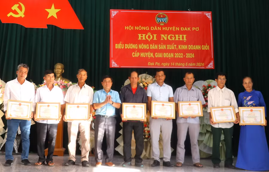 Tặng giấy khen cho cá nhân có thành tích xuất sắc trong phong trào nông dân thi đua sản xuất kinh doanh giỏi, đoàn kết giúp nhau làm giàu và giảm nghèo bền vững giai đoạn 2022-2024. Ảnh: Ngọc Minh